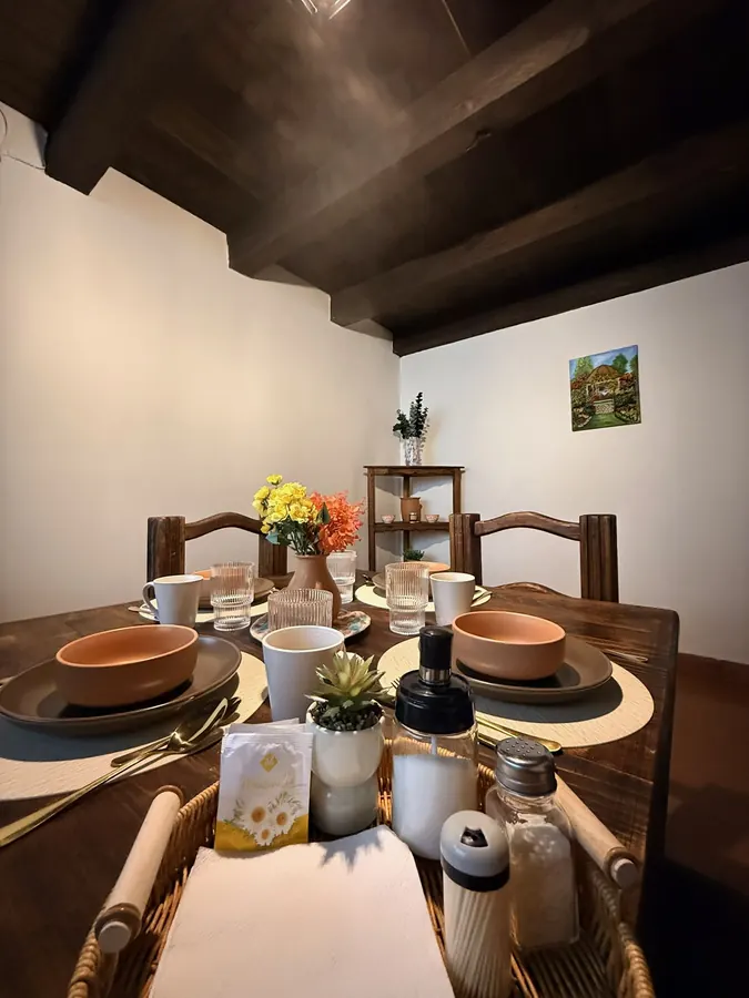 Comedor de Cielo con vajilla de barro
