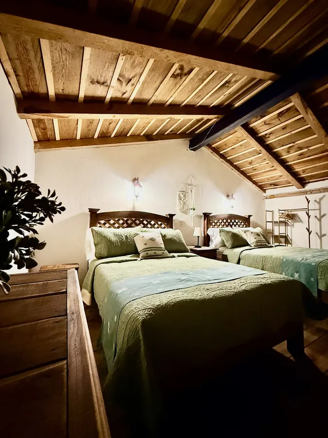 Recámara de la cabaña Cielo con dos camas