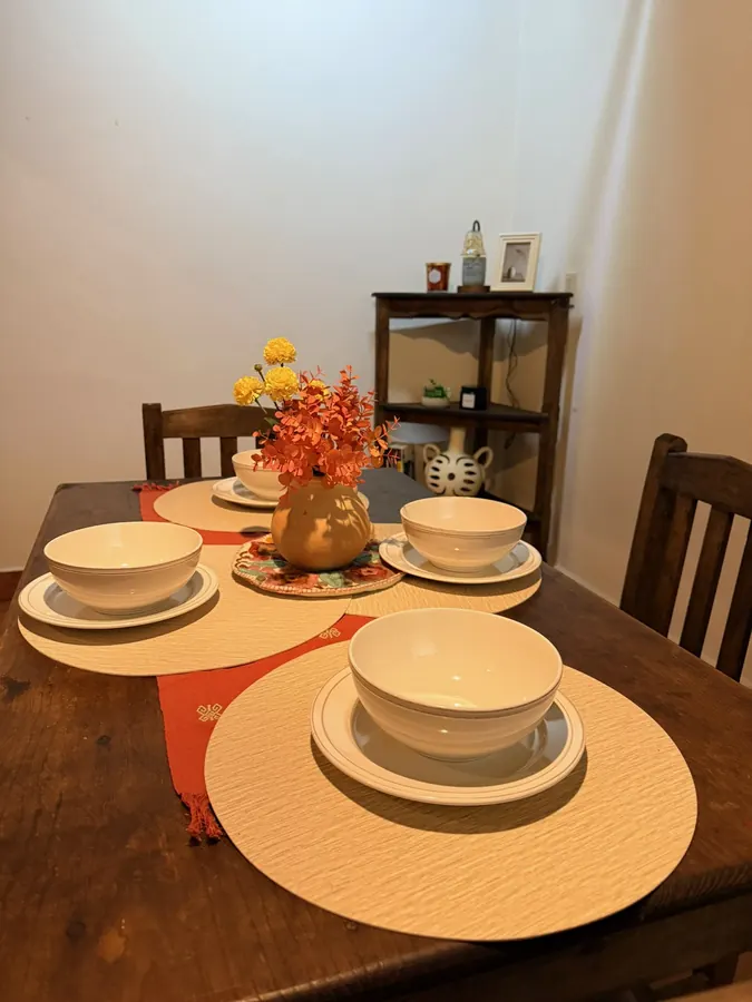 Comedor de la cabaña Luna con centro de flores