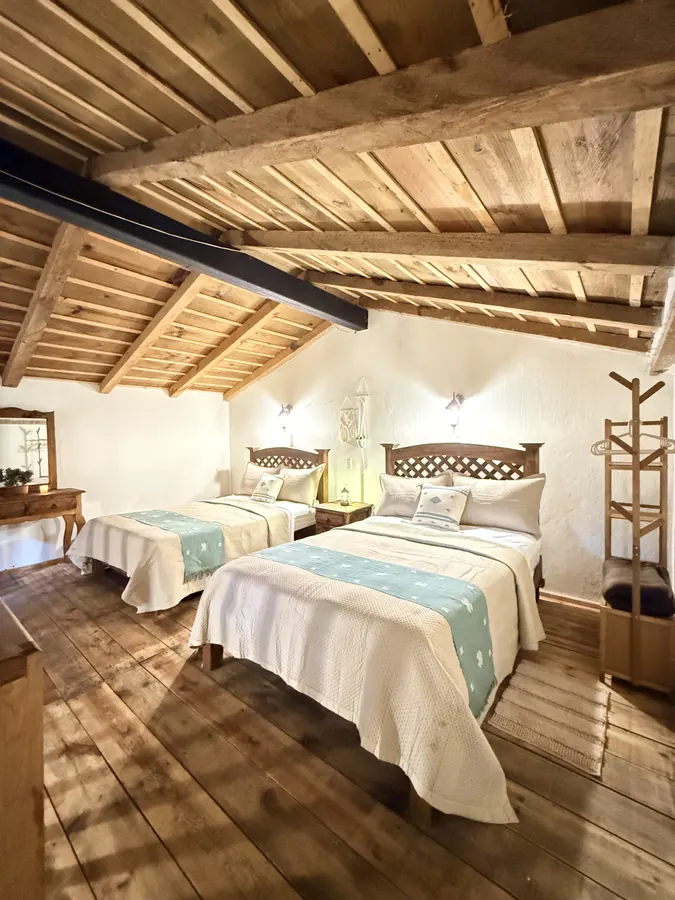 Recámara amplia de la cabaña Sol con piso de madera