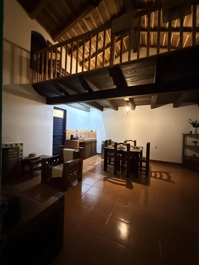 Sala con chimenea, comedor y cocina de la cabaña Sol