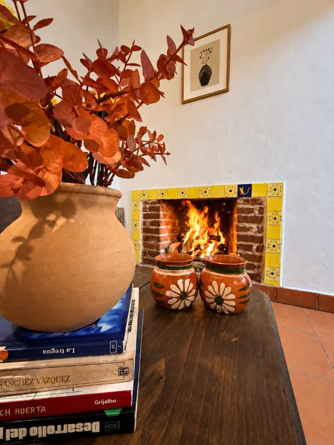 Chimenea encendida de la cabaña Tierra