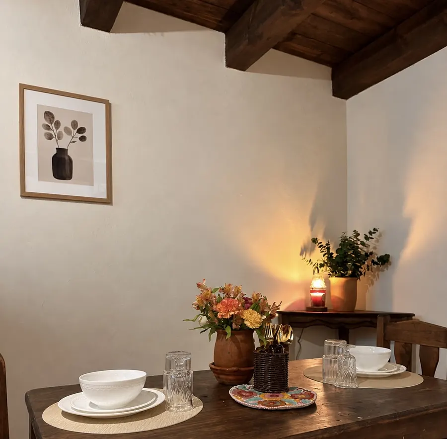 Comedor de la cabaña Tierra con vajilla